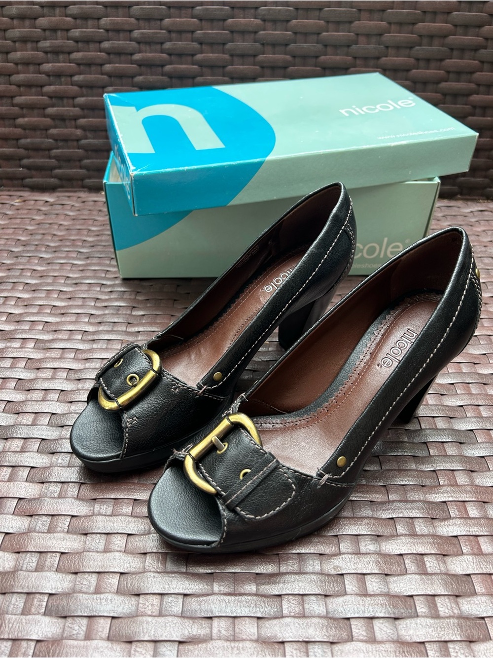 Peep-Toe Heel with Gold Buckle Size 7.5 NEW
Black leather- by Nicole - Classy - Picture 2 of 12
